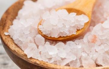 A Guide To Salt: The Difference Between Himalayan, Iodized & Sea Salt